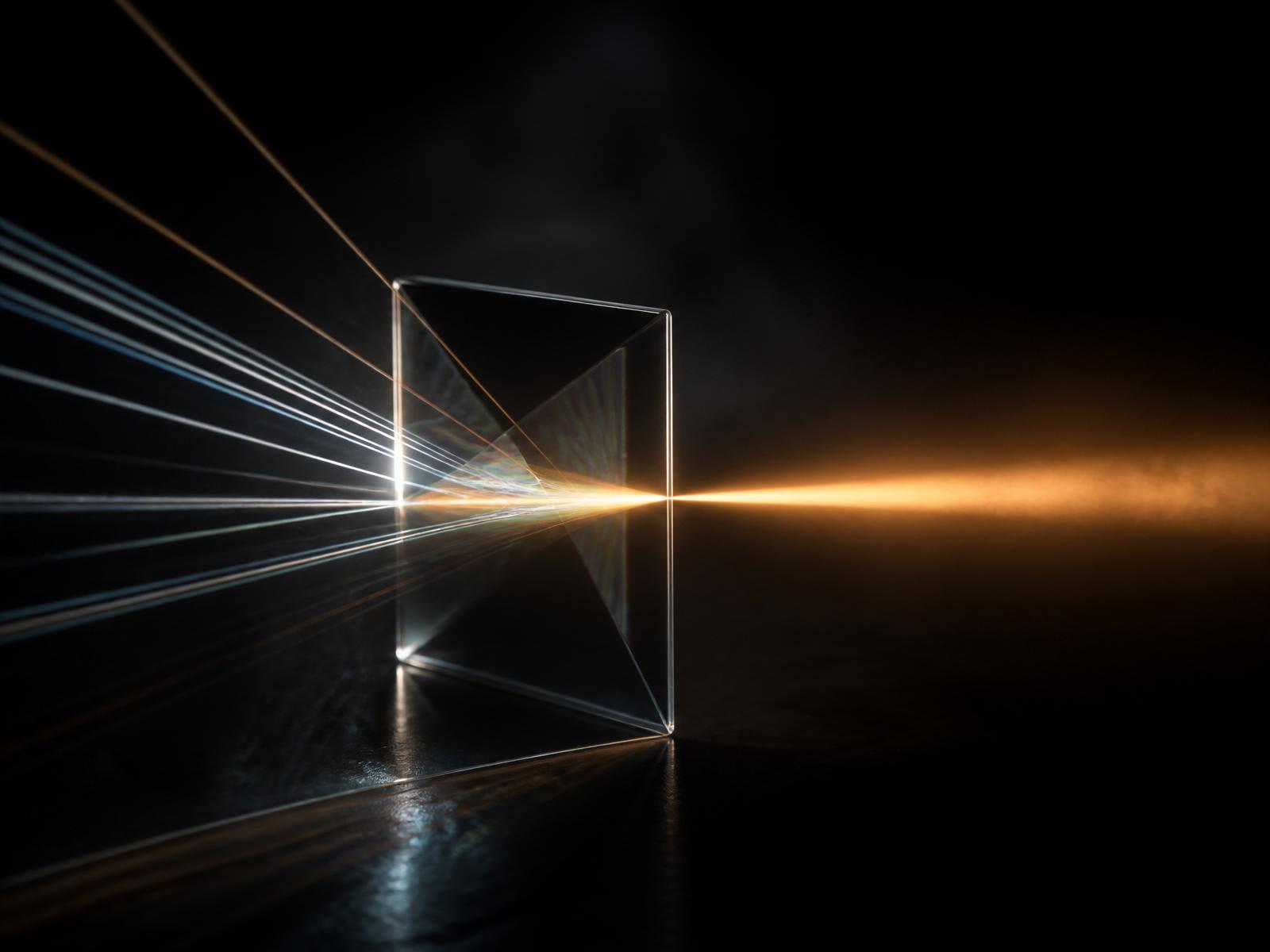 Prism transforming scattered light into a single focused beam